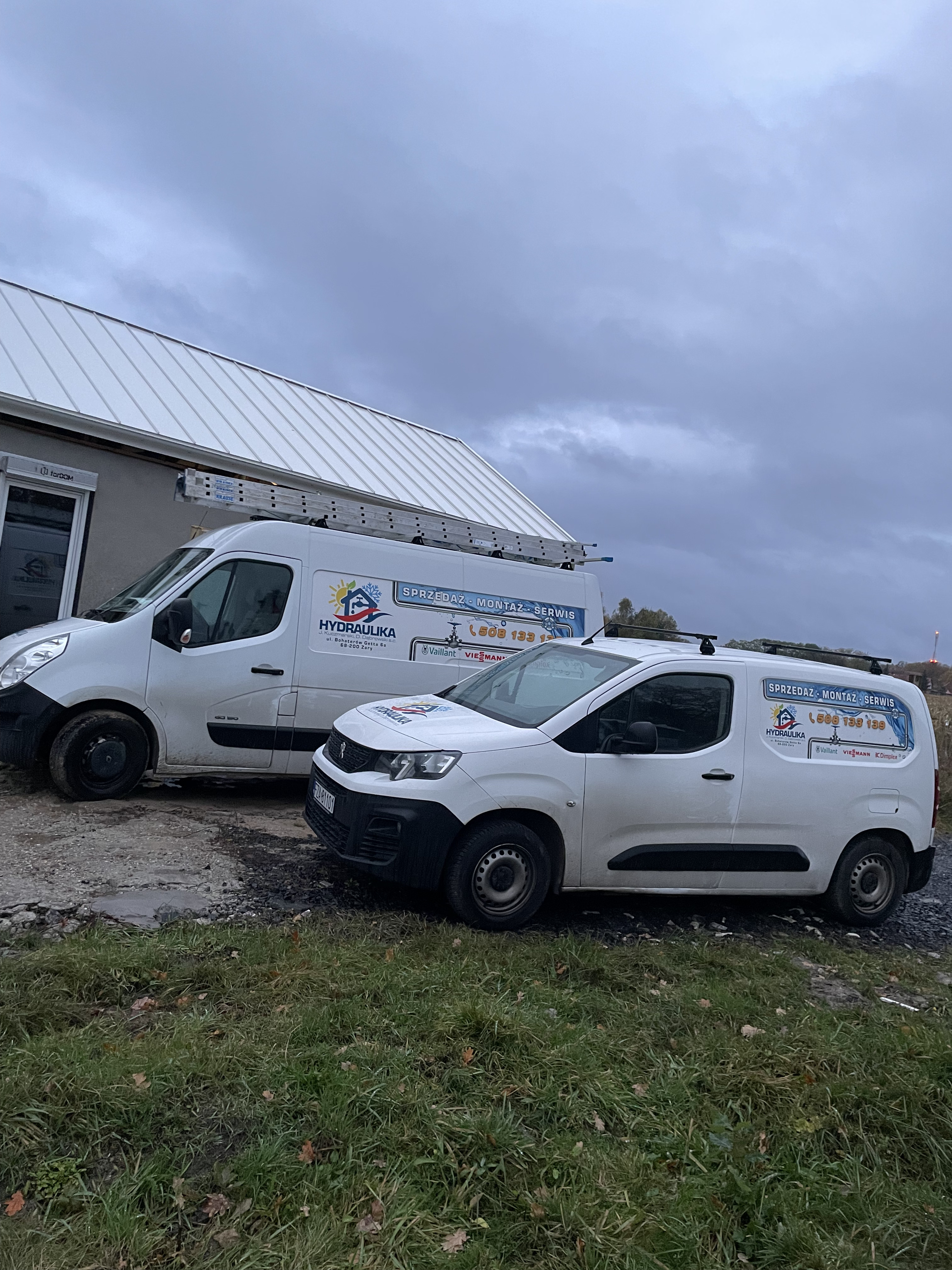 Fachowiec przy instalacji hydraulicznej